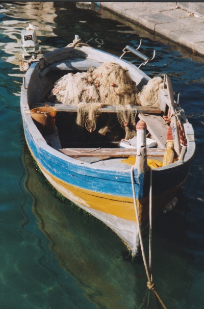 foto oud bootje op sicilie