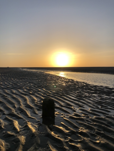 foto  zonsondergang Norderney bij strand oase