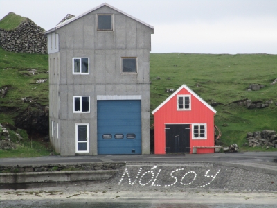 foto tekst nolsoy haven met roze huisje nolsoy