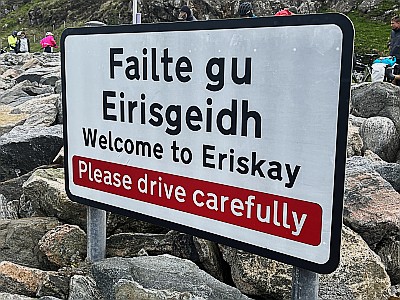 foto ord welcome to eriskay failte gu eirisgeidh please drive carefully buiten hebriden schotland verenigd koninkrijk