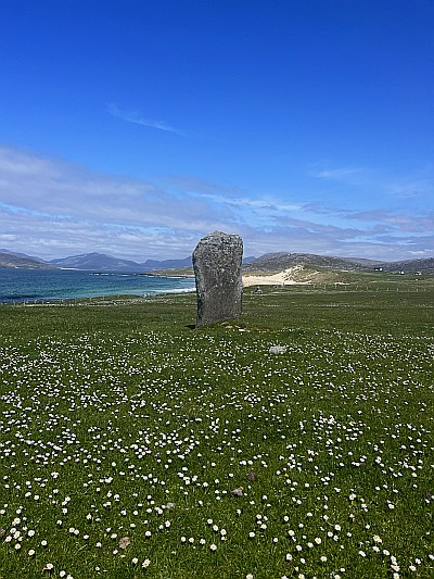 foto taande steen nabij sandy bay croft wigwams south harris buiten hebriden schotland verenigd koninkrijk